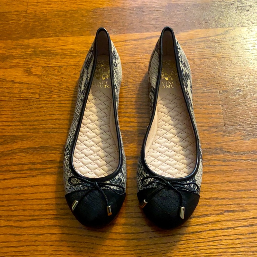 NWT Vince Camuto cap-toe flats.
